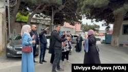 Abbas Hüseynin anası aksiya zamanı (Arxiv foto. Mənbə: VOA)