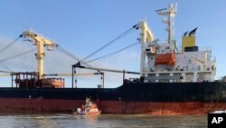 파나마 선적 민간 화물선이 우크라이나 남부 오데사항에 28일 정박하고 있다. 우크라이나 국경 수비 당국이 제공한 사진.