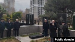 Müsavat Partiyasının başqanı Arif Hacılı jurnalist Elmar Hüseynovun məzarı başında (Mənbə: Müsavat Partiyası)