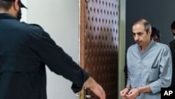 资料照：2022年10月25日伊朗、瑞典双重国籍的异议人士查柏（Farajollah Cha'ab）抵达伊朗德黑兰的法庭。查柏于2023年5月6日被处以绞刑。