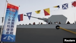 资料照：中国海军在青岛港向公众开放参观战舰052D型导弹驱逐舰贵阳号。（2024年4月20日）