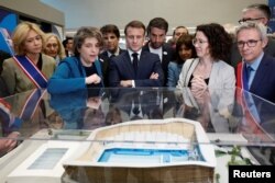 法国总统马克龙与巴黎奥委会成员参观巴黎附近为2024巴黎奥运会新建造的水上运动中心。（2024年4月4日）