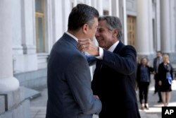 Ministar inostranih poslova Ukrajine Dmitro Kuleba, levo, dočekuje američkog državnog sekretara Entonija Blinkena ispred Ministarstva spoljnih poslova Ukrajine, u Kijevu, 6. septembra 2023.