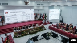 Komisioner dan pejabat Komisi Pemilihan Umum (KPU) menghadiri rapat hari terakhir penghitungan hasil pemilu Februari 2024 di kantor KPU Jakarta, 20 Maret 2024. (Yasuyoshi CHIBA/AFP)