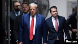 도널드 트럼프 전 미국 대통령이 6일 뉴욕 맨해튼 형사법원 법정에 들어서고 있다. 
