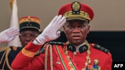 Jenerali Brice Oligui Nguema (kulia) akitoa salamu wakati alipoapishwa kuwa Rais wa mpito wa Gabon, huko Libreville Septemba 4, 2023. Picha na AFP. 