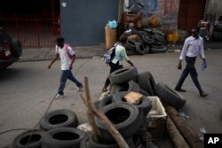 Warga membarikade jalan masuk kendaraan untuk melawan geng yang ingin menguasai lingkungan, di daerah Canape Vert Port-au-Prince, Haiti, 31 Mei 2023. (Foto: AP)