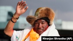 Pemandu Sherpa Nepal, Kami Rita melambai saat dia tiba di Kathmandu, Nepal pada 2018. (Foto: A/Niranjan Shrestha)