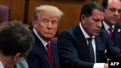 L'ancien président américain Donald Trump mardi lors de sa comparution historique à New York, faisant face à des accusations criminelles qui menacent sa candidatue 2024 à la Maison Blanche .