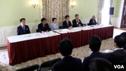 ‘북한에 의한 일본인 납치 피해자 가족회’와 ‘북한 납치 일본인 조기 구출을 위한 행동하는 의원연맹’ 소속 의원들이 4일 주미 일본 대사관에서 방미 관련 기자회견을 열고 있다.