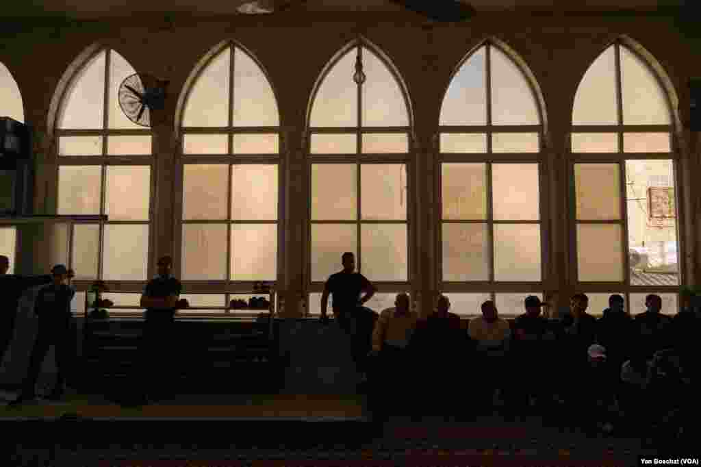 មនុស្សម្នា​នៅ​ក្នុង​ជំរំ​ជនភៀសខ្លួន Qalandia ចូលរួម​ពិធី​បួងសួង​ក្នុង​ពិធី​បុណ្យ​សព​យុវជន Ahmad Ghaleb អាយុ ១៦ ឆ្នាំ នៅ​ក្នុង​ជំរំ​នេះ កាល​ពី​ថ្ងៃ​ទី២៥ ខែតុលា ឆ្នាំ២០២៣។&nbsp;