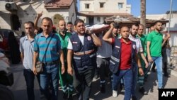 24일 가자지구 알아흘리 아랍 병원에서 하니 알 자파라위 응급담당 국장의 장례식이 진행됐다.