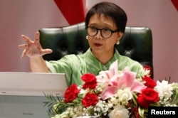 Menlu Retno Marsudi menyampaikan sambutannya saat jumpa pers di Jakarta, 5 Mei 2023. (Foto: REUTERS/Ajeng Dinar Ulfiana)