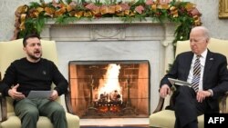 미국을 찾은 볼로디미르 젤렌스키 우크라이나 대통령이 12일 백악관에서 조 바이든 미국 대통령과 회담하고 있다. 