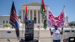 Nadine Seiler berdemonstrasi mendukung diizinkannya akses pil aborsi, Jumat, 21 April 2023, di luar Mahkamah Agung di Washington.. (Foto: AP)