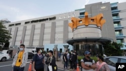 台湾苗栗县京元电子厂的工人下班离开厂区。（2024年5月9日）