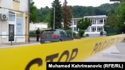 Policija u dvorištu škole u Lukavcu kod Tuzle, na sjeveru BiH gdje se desio incident, 14. juna 2023. (Foto: Muhamed Kahrimanović/RSE)