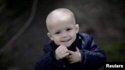 Архівне фото від квітня 2022 року: українські діти з родинами в таборі для біженців поблизу Дніпра