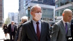 前哈佛大学教授利伯（中）离开波士顿联邦法院。（2023年4月26日）