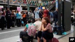 ተጓዦች በጋሬ ዱ ኖርድ ባቡር ጣቢያ ውስጥ ሲጠባበቁ፣ ፣ ፓሪስ፣ ፈረንሳይ፣ ሐምሌ 19 ቀን 2016 ዓ.ም. (AP Photo/Mark Baker)