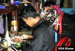 កម្មករត្បូងកំពុងសម្អាតត្បូងដើម្បីដាក់លក់ក្នុងក្រុងប៉ៃលិន ខេត្តប៉ៃលិន ថ្ងៃទី២៤ ខែកក្កដា ឆ្នាំ២០២៣។ (ហ៊ុល រស្មី/ វីអូអេ)