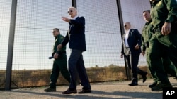 Воениот персонал ќе врши внесување податоци, поддршка во складиштето и други административни задачи за да може американската царина и граничната заштита да се фокусира на теренската работа, рекоа официјалните лица