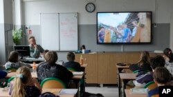 อาจารย์สอนนักเรียนเกรด 5 ในกรุงวอร์ซอ โปแลนด์ เมื่อ 3 เม.ย. 2024 หลังโปแลนด์ออกมาตรการจำกัดการบ้าน (AP Photo/Czarek Sokolowski)