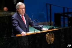 안토니우 구테흐스 유엔 사무총장이 22일 뉴욕 유엔본부에서 진행된 긴급 특별총회에서 연설하고 있다.