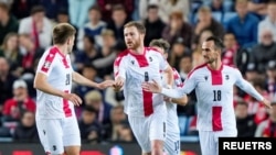 საქართველოს ნაკრების ფორვარდი ბუდუ ზივზივაძე თანმიმდევრულად აკრიტიკებდა ხელისუფლებას, თუმცა ბოლო კრიტიკული ინტერვიუს წაშლა თავად მოითხოვა