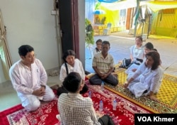 ក្រុមគ្រួសាររបស់និស្សិត ចាន់ ឧត្តម ដែលបានទទួលមរណភាពនៅក្នុងការវាយប្រហាររបស់ក្រុមហាម៉ាស់នៅអ៊ីស្រាអ៊ែលក្នុងអំឡុងពេលលោកបានចុះកម្មសិក្សា នៅក្នុងពិធីបុណ្យសពដែលស្ថិតនៅក្នុងកោះធំ ខេត្តកណ្តាល កាលពីថ្ងៃទី១១ ខែតុលា ឆ្នាំ២០២៣។ (ស៊ឹម ចាន់សំណាង/វីអូអេ)