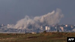 De la fumée s'échappe après des bombardements israéliens sur le nord de Gaza, le 12 décembre 2023.