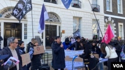 流亡在英国的独派人士钟翰林在香港经贸办前演讲，呼吁香港独立。（美国之音 李伯安）