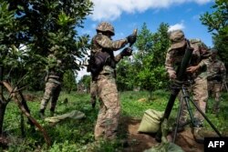 ภาพที่บันทึกไว้เมื่อ 10 ธ.ค. 2566 แสดงให้เห็นสมาชิกกองกำลังพิทักษ์ประชาชนมัณฑะเลย์ ขณะเตรียมยิงอาวุธหนักใกล้ ๆ แนวหน้าของการสู้ปะทะกับกองทัพเมียนมา ในรัฐฉาน