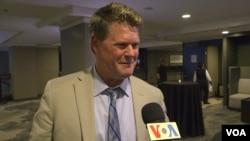 前美国国防部印太安全事务助理部长薛瑞福在旧金山参加欢迎台湾副总统赖清德侨宴后接受美国之音采访。(2023年8月16日, 美国之音宁路拍摄)