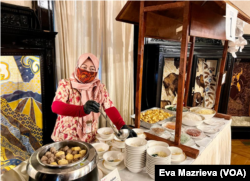 Sate dan mie bakso menjadi salah satu makanan berbuka yang dinantikan. (Foto: VOA/Eva Mazrieva)