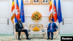 រដ្ឋមន្ត្រីការពារជាតិ​សហរដ្ឋអាមេរិក​លោក Lloyd Austin និង​នាយករដ្ឋមន្ត្រី​កម្ពុជា​លោក ហ៊ុន ម៉ាណែត ពិភាក្សា​គ្នា​ក្នុង​ជំនួប​មួយ​ នៅរាជធានីភ្នំពេញ កាលពីថ្ងៃទី៤ ខែមិថុនា ឆ្នាំ២០២៤។ (Ministry of Information/Handout via REUTERS)