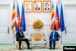 រដ្ឋមន្ត្រីការពារជាតិសហរដ្ឋអាមេរិកលោក Lloyd Austin និង​នាយករដ្ឋមន្ត្រីកម្ពុជាលោក Hun Sen ពិភាក្សាគ្នា​ក្នុងជំនួបមួយ នៅវិមានរាជរដ្ឋាភិបាលកម្ពុា រាជធានីភ្នំពេញ នាថ្ងៃទី៤ ខែមិថុនា ឆ្នាំ២០២៤។ (Ministry of Information/Handout via REUTERS)