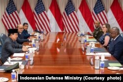 Pertemuan delegasi AS dipimpin Menhan Llyod Austin (kanan) dan delegasi RI di bawah pimpinan Menhan Prabowo Subianto di Pentagon hari Kamis (24/8) (courtesy: Kemhan RI).
