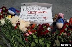 อนุสรณ์ชั่วคราวเพื่อไว้อาลัยแก้เหยื่อการยิงถล่มเมืองเซวาสโตโพล แคว้นไครเมีย เมื่อ 24 มิ.ย. 2567