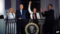 Jill i Joe Biden, Kamala Harris i njen suprug Douglass Emhoff na balkonu Bijele kuće, 4. jula 2024. (Foto: AP/Evan Vucci)