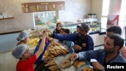 Wateja wakinunua mikate katika duka la kuoka mikate huko Ariana, Tunisia Mei 22, 2023. Picha na REUTERS/Jihed Abidellaoui