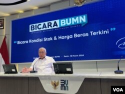 Dirut Perum Bulog Bayu Krisnamurthi dalam diskusi di Kementerian BUMN, 18 Maret 2024. (VOA/Ghita Intan)
