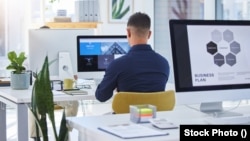 Anketa među 800 poslovnih lidera u SAD je pokazala da gotovo jedna trećina poslodavaca kaže da rad iz kancelarije umanjuje mogućnost za sagorijevanje (burnout) i iscrpljenost zaposlenika.