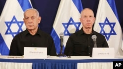 Perdana Menteri Israel Benjamin Netanyahu dan Menteri Pertahanan Yoav Gallant menghadiri konferensi pers di pangkalan militer Kirya di Tel Aviv, Israel, Sabtu, 28 Oktober 2023. (Foto: via AP)