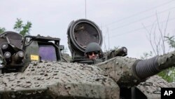 Seorang tentara Ukraina di kendaraan tempur infanteri CV90 Swedia di dekat Bakhmut, wilayah Donetsk, Ukraina, Minggu, 25 Juni 2023. (Roman Chop via AP)