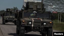 资料照片: 2023年6月4日乌克兰哈尔科夫地区车辆沿着乌克兰与俄罗斯边境附近道路行驶