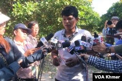 លោក លី គឹមស៊ុយ ម្ចាស់ចម្ការដើមស្វាយចន្ទីនៅក្នុងស្រុកសន្ទុក ខេត្តកំពង់ធំ ថ្លែងទៅកាន់អ្នកកាសែត នៅខេត្តកំពង់ធំ កាលពីថ្ងៃទី៣០ ខែវិច្ឆិកា ឆ្នាំ ២០២៣។ (ហ៊ុល រស្មី/វីអូអេ)