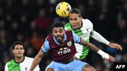 Lyle Foster (centre) et Lebo Mothiba sont les seuls internationaux sud-africains à jouer dans les cinq championnats européens majeurs.