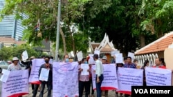 ប្រជាពលរដ្ឋលើកបដានៅមុខសាលារាជធានីភ្នំពេញ ដោយស្នើសុំឱ្យជួយអន្តរាគមន៍ដោះស្រាយ បញ្ហាដីធ្លីនិងផ្តល់ប្លង់រឹងដល់ពួកគេ កាលពីថ្ងៃ១០ ខែមេសា ឆ្នាំ២០២៤ ។ (លាស់ លីបលីប/វីអូអេ)