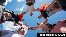 Велигденски кули, стар обичај во Македонски Брод, со симболика за непокор и „газење“ врз главите поробувачите од османлискиот период во Македонија.